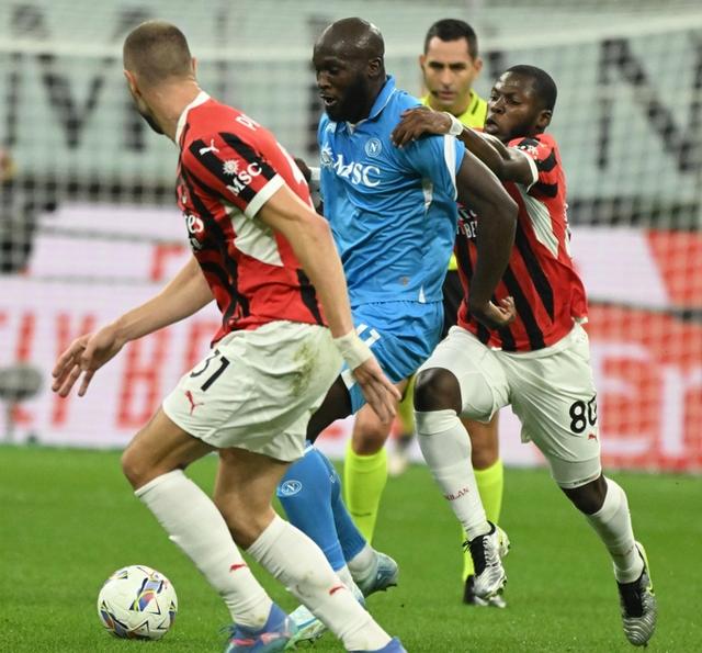 关于那不勒斯防线表现低迷，球迷批评后防不力的信息