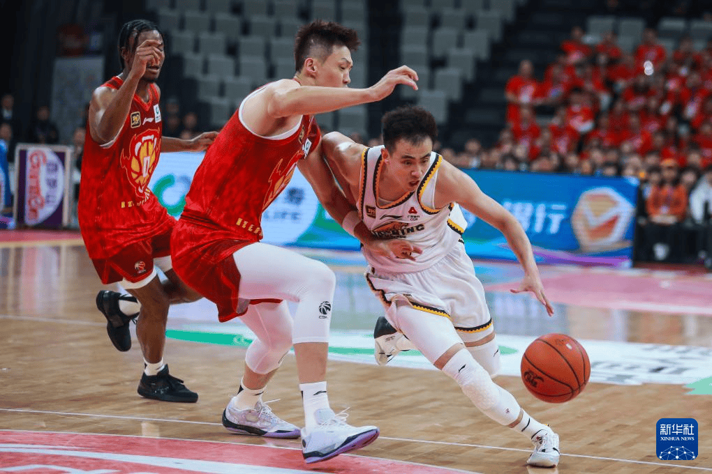 关于深圳男篮实现追赶，喜获关键胜利锁定前四的信息