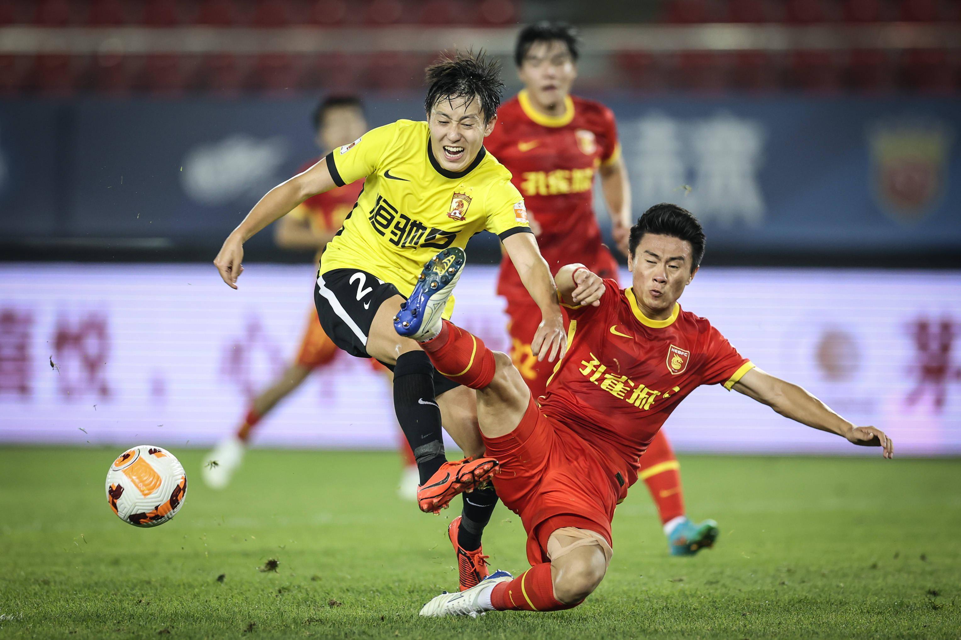 关于激烈足球对抗中球员技术高超，展现实力的信息