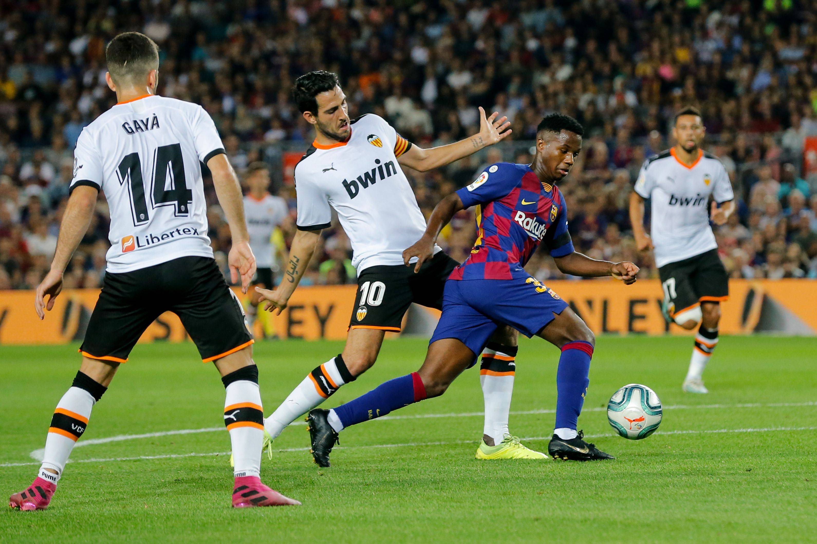 正在进行的足球大赛备受瞩目，球迷热情高涨