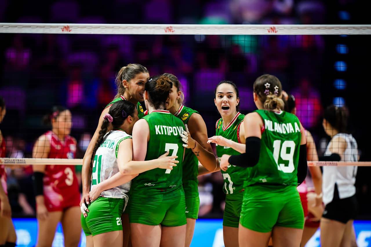 加拿大女排在关键时刻逆转战局，取得胜利