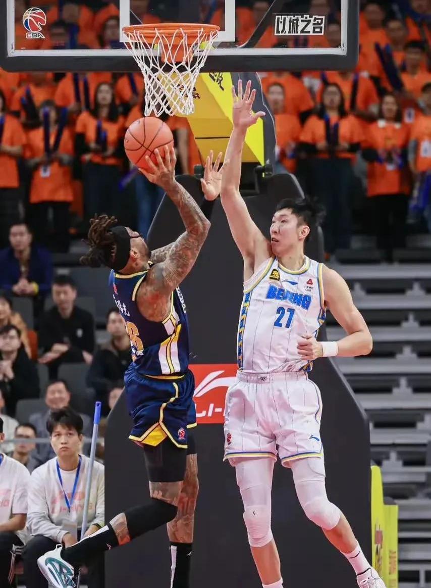 包含精彩的篮球对抗赛，两队互有胜负胜负的词条