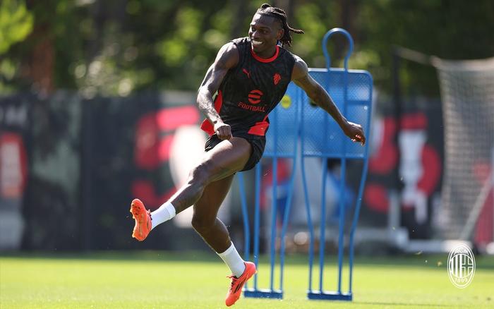 AC米兰球员冒雨训练，备战接下来的比赛