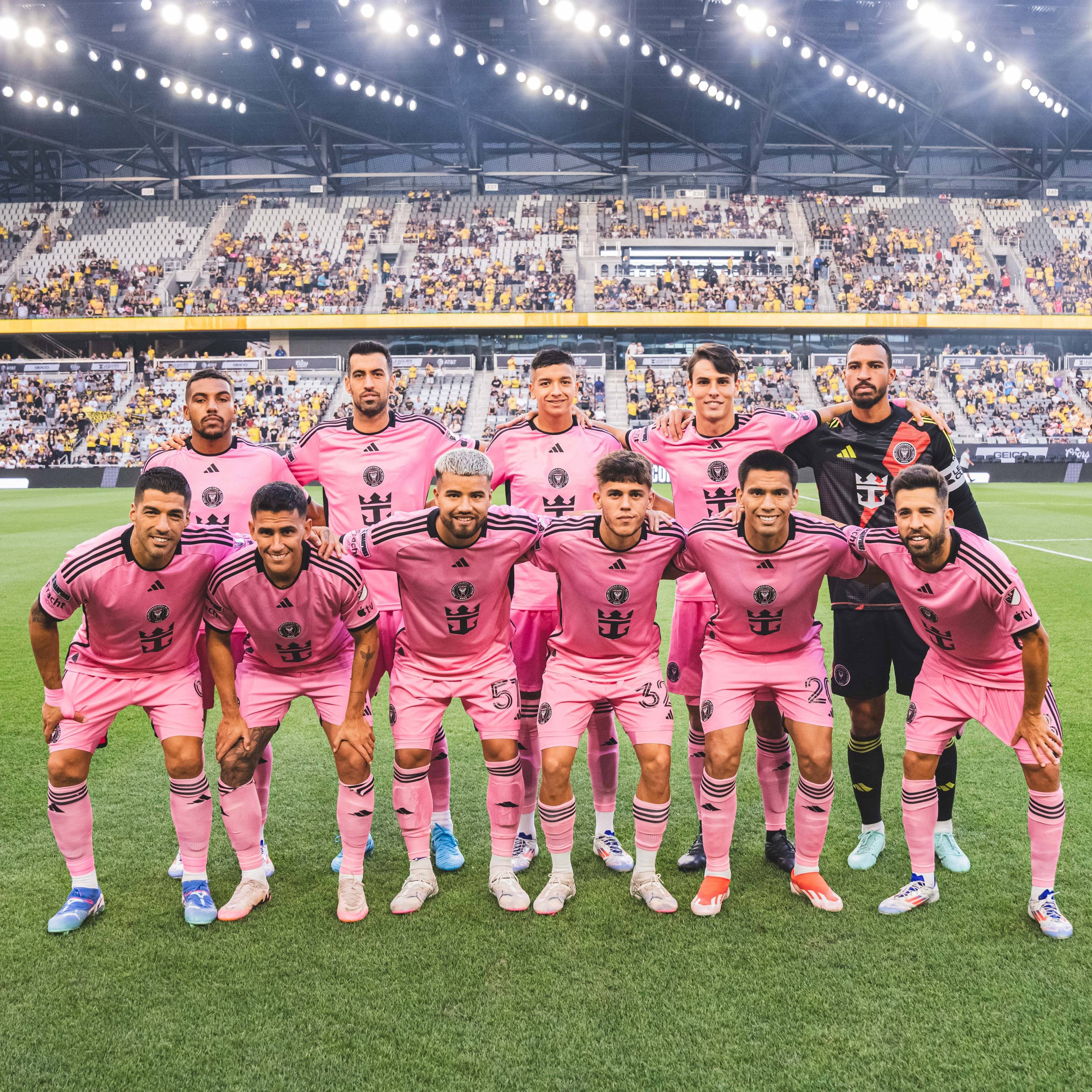 国际足坛焦点：俱乐部比赛掀起狂热风潮