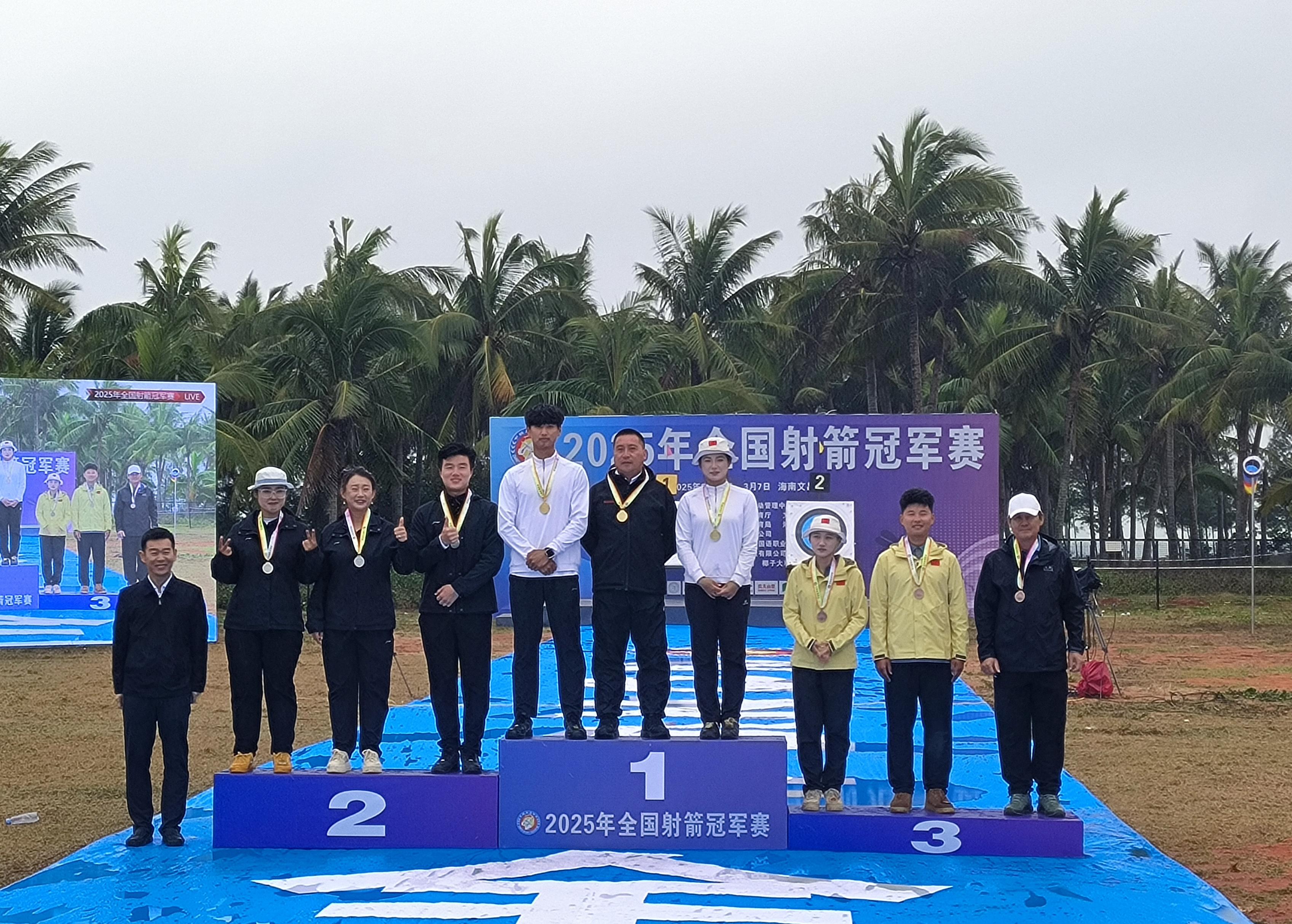 射箭选手手指夺冠，弓箭相继飞出