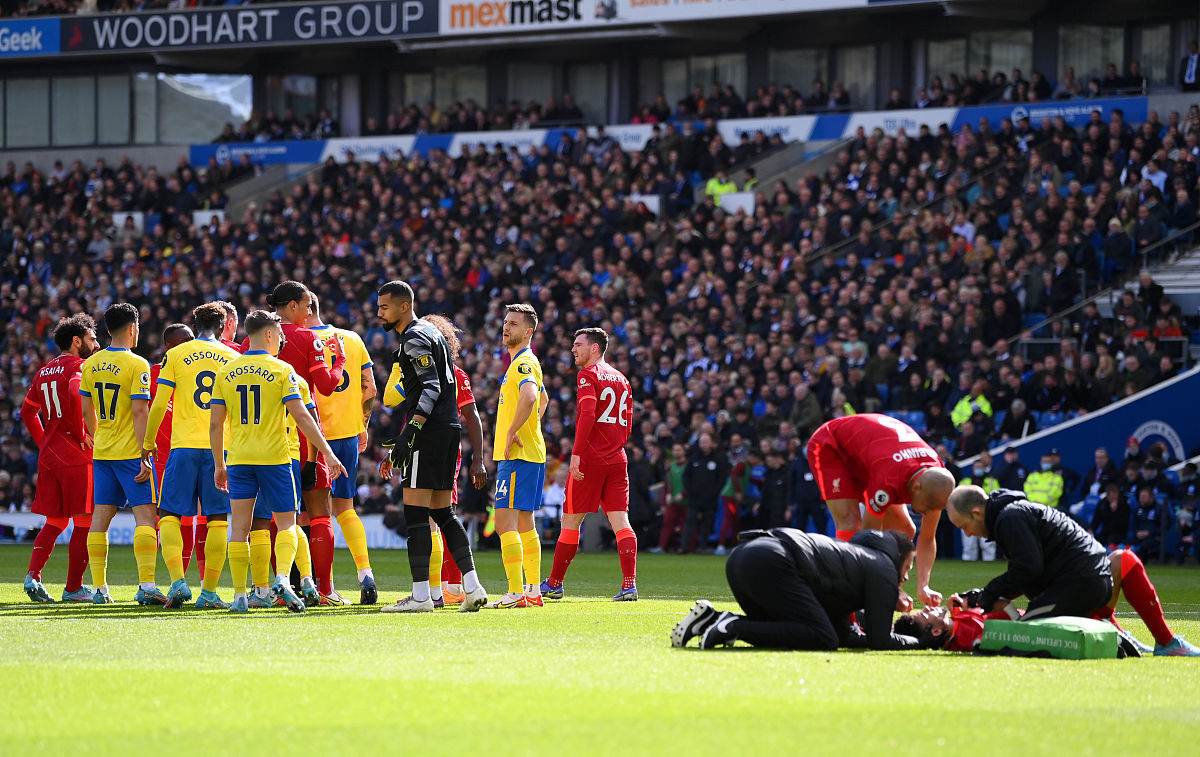 足球赛场上发生了惊心动魄的一幕！