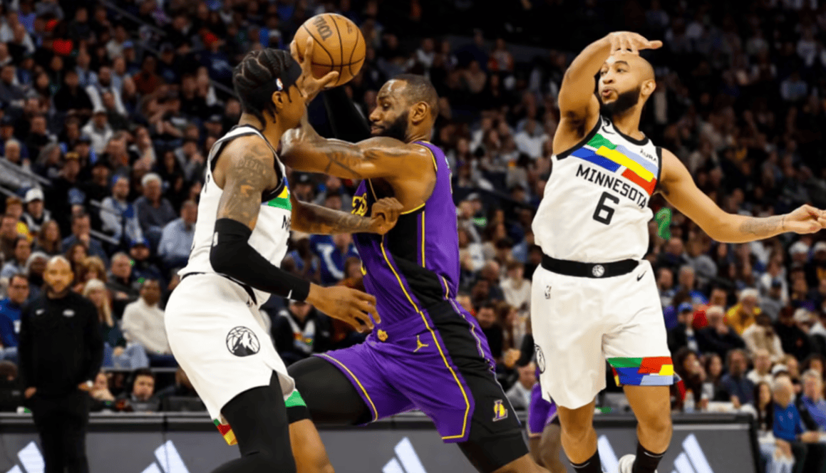 湖人主场横扫尼克斯强势占领，全队统帅登基豪取八连胜