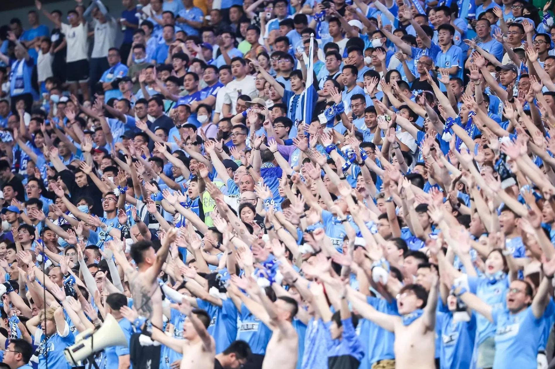 球迷们为国内球队在国际舞台上的表现喝彩