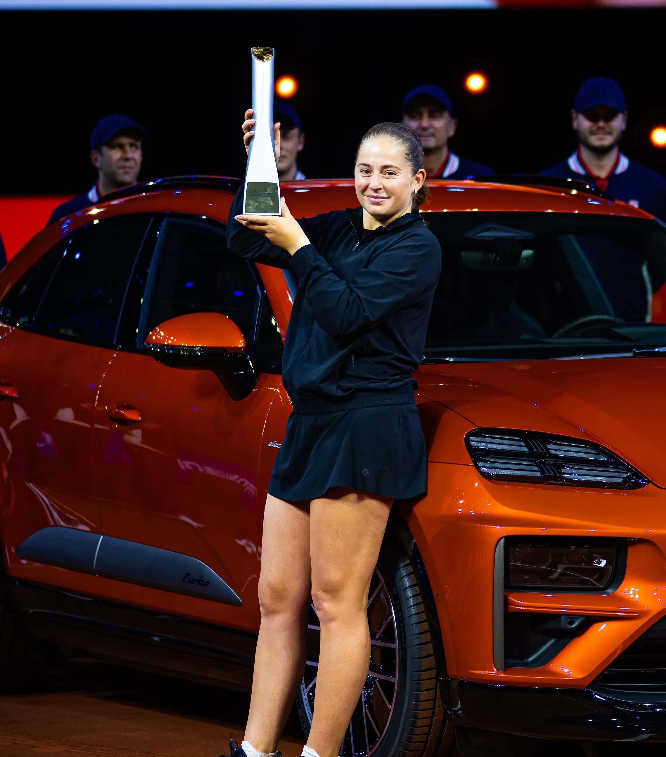 包含斯图加特客场爆冷，结束连胜势头的词条