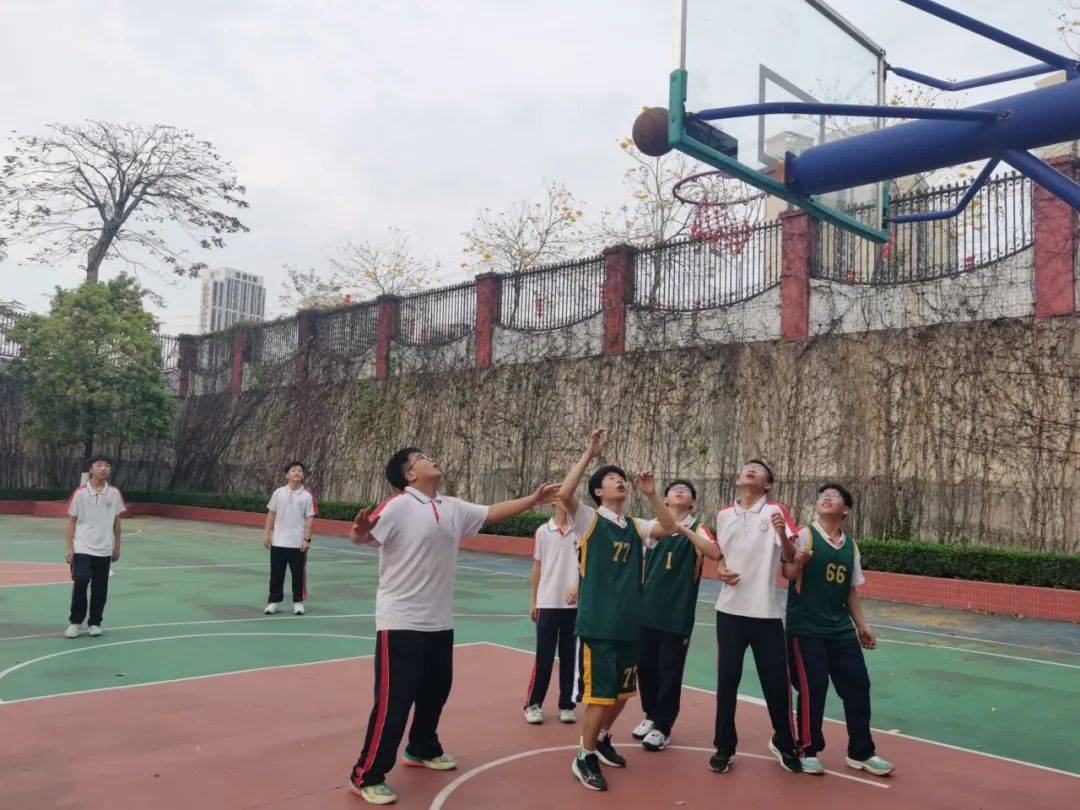 篮球少年为入选优秀球队而努力拼搏训练