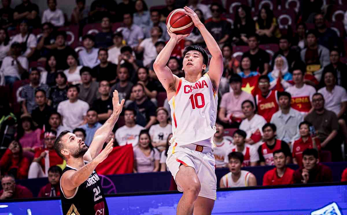 比赛中展现技术细腻，球员表现令人惊艳