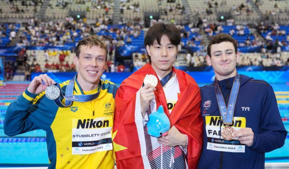 协作进攻，希望双双击败对手他斯塔