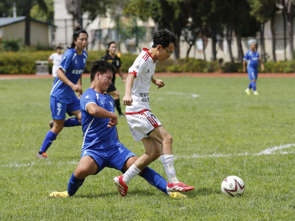 激烈竞争赛场上演，球员全力拼搏