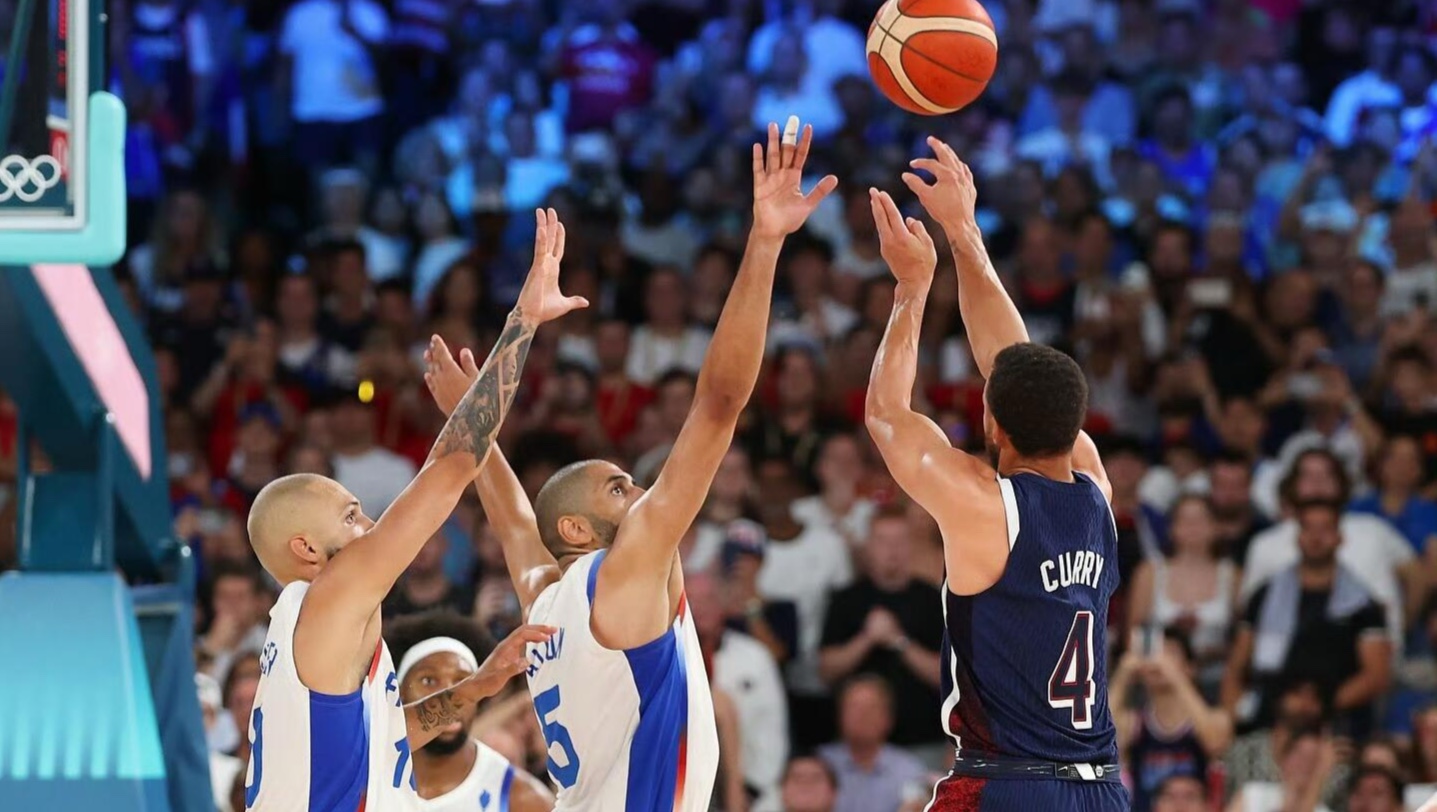 篮球比赛中一名后卫球员展现出出色的组织能力