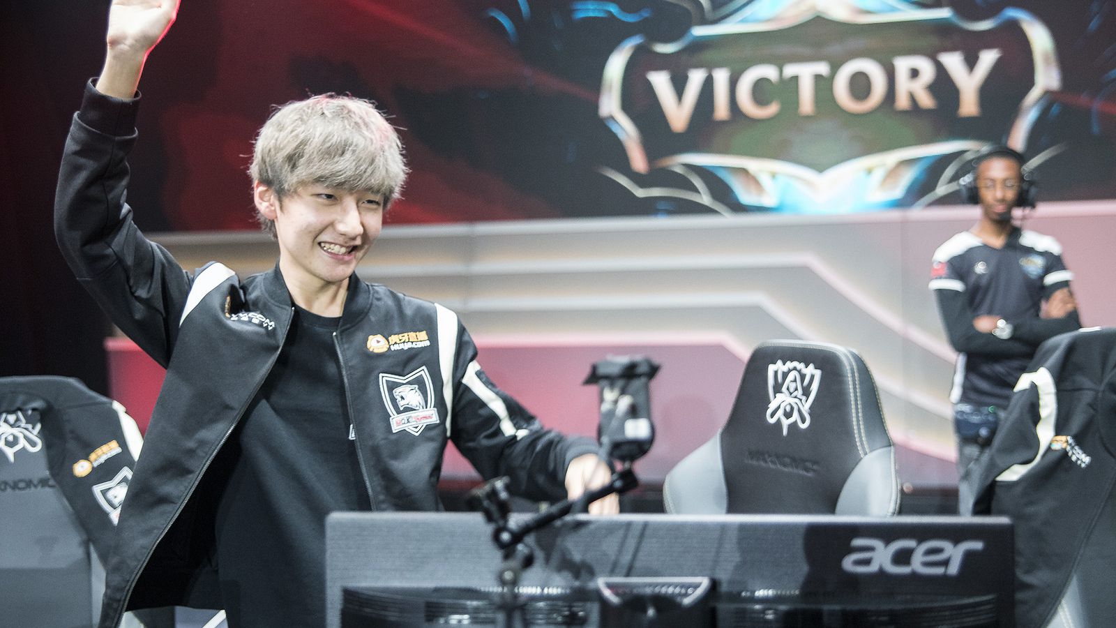 CLG力克RNG，Peanut完成史诗逆转焦点之战成都决赛之夜，点燃全场激情