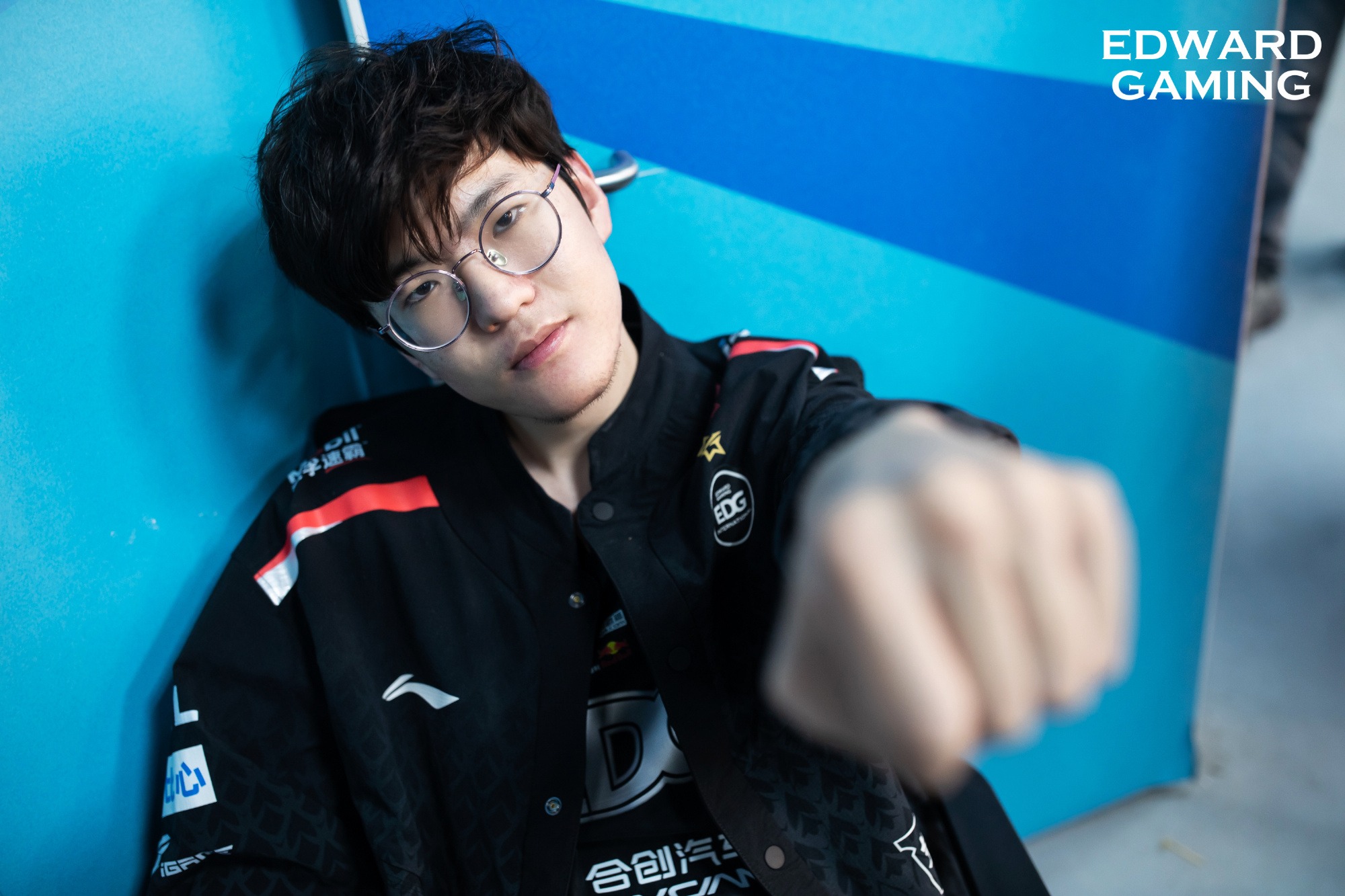 包含EDG碾压100T，Kanavi拿下关键大龙强强对话入围赛，锁定晋级资格的词条