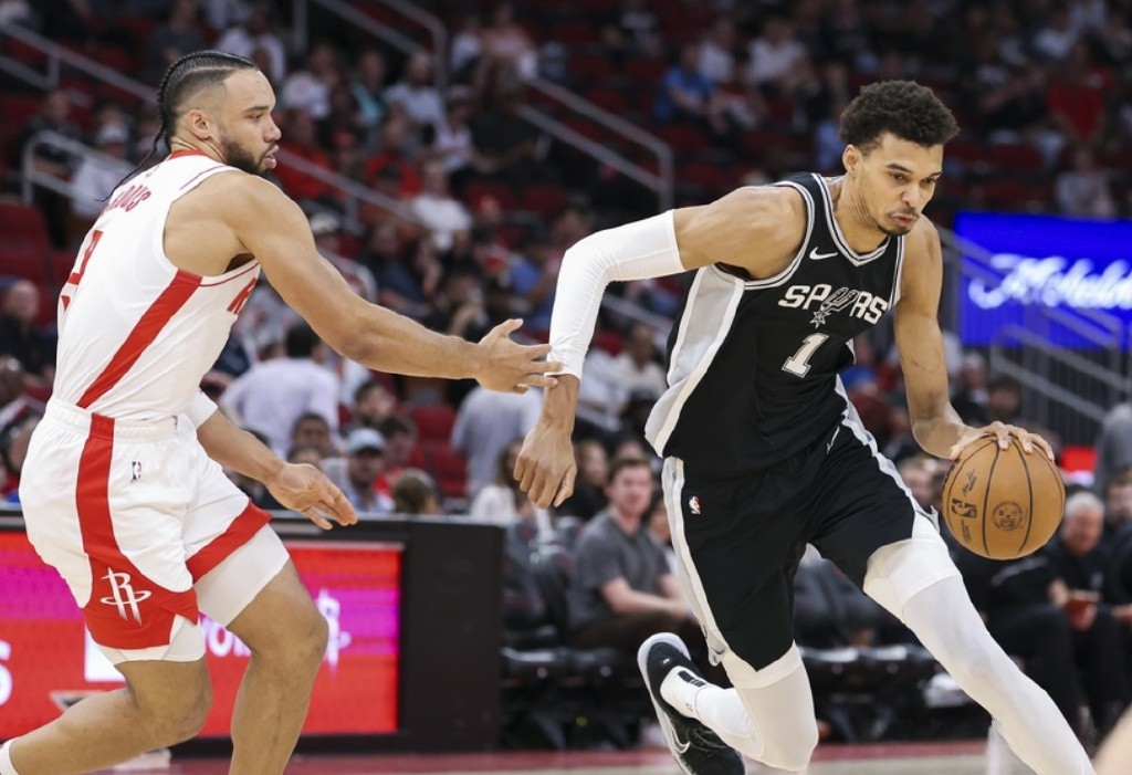 火箭队主场击败马刺队