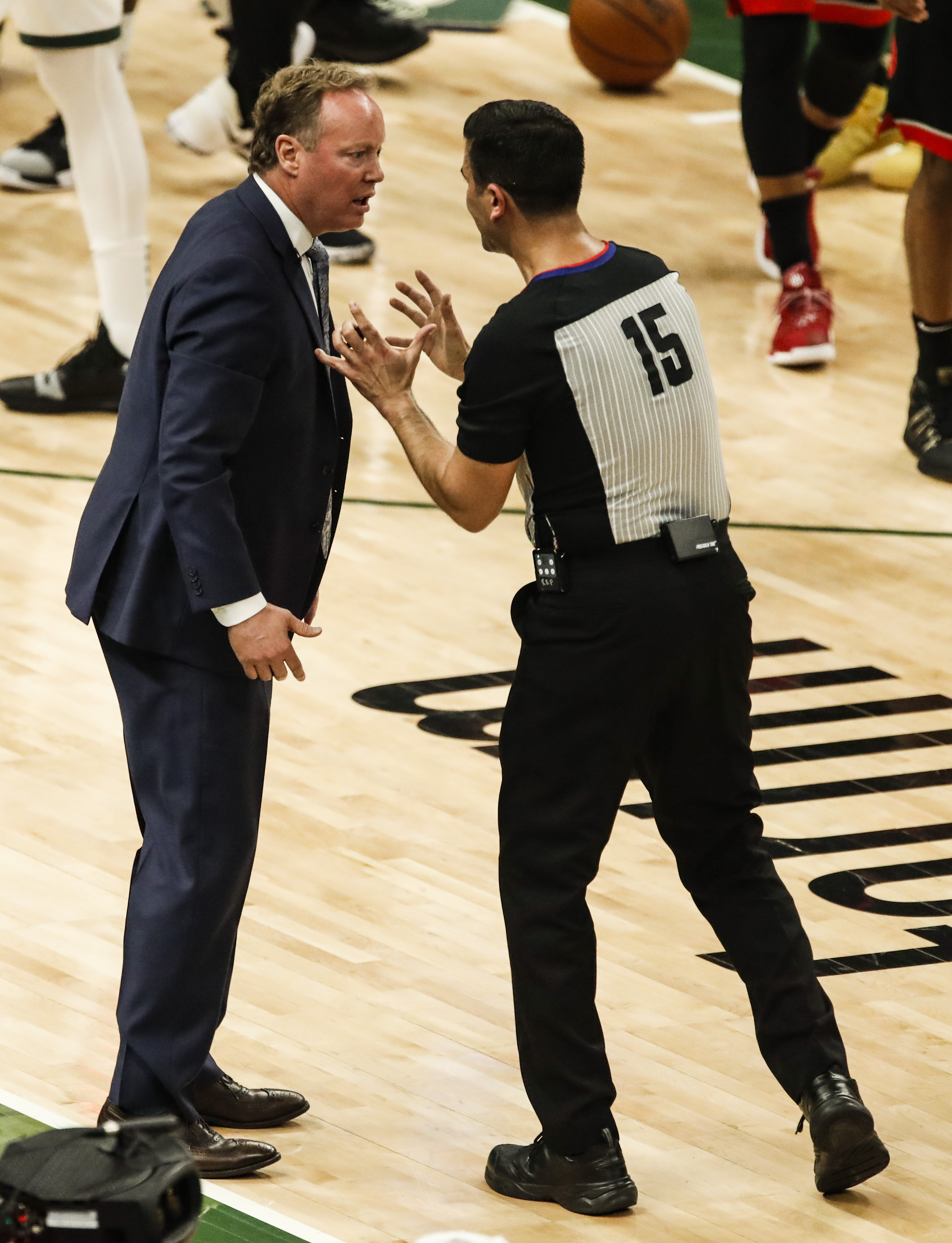 猛龙vs雄鹿，东部决赛激烈展开