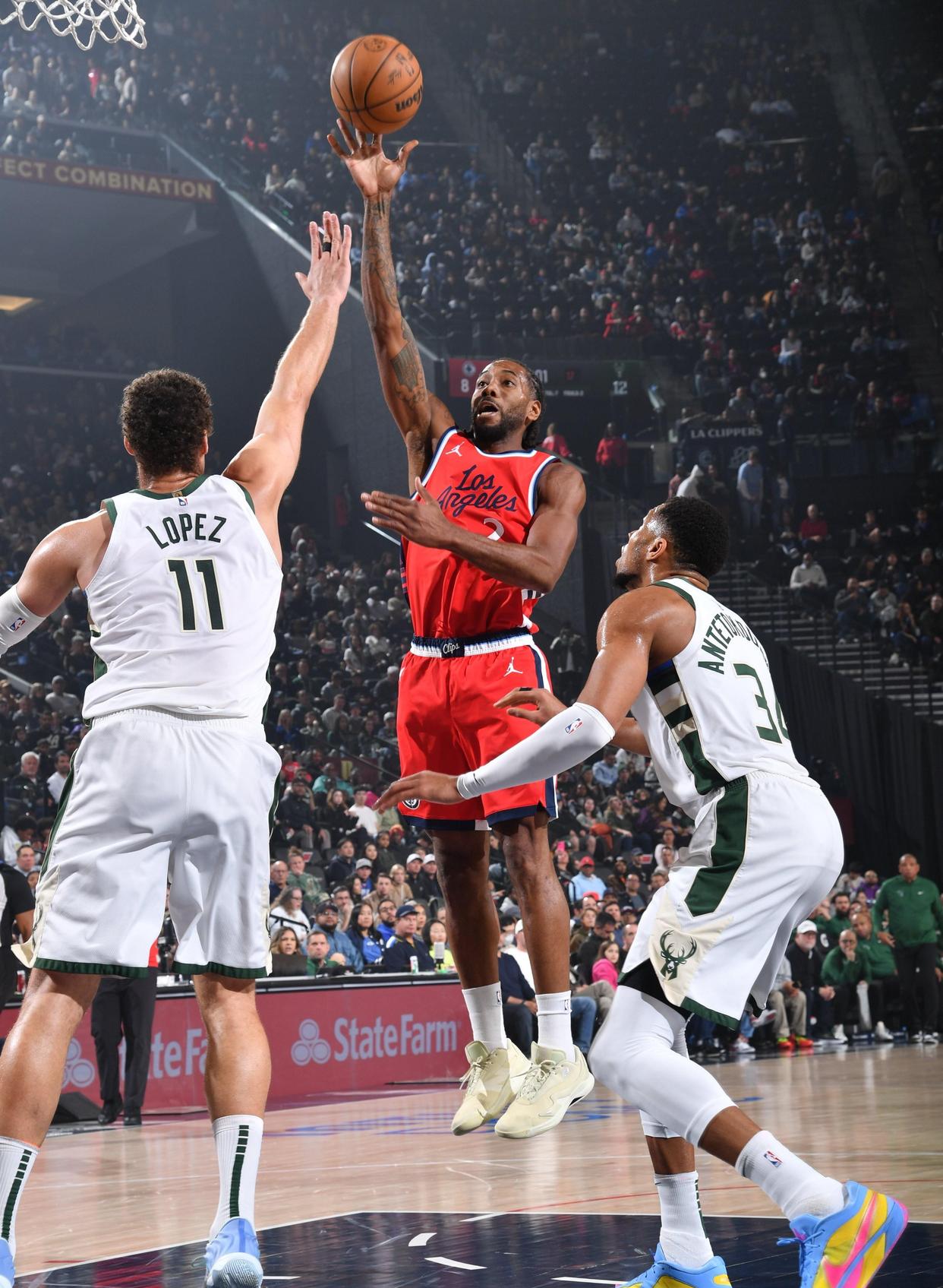 猛龙击败雄鹿，伦纳德独得33分的简单介绍