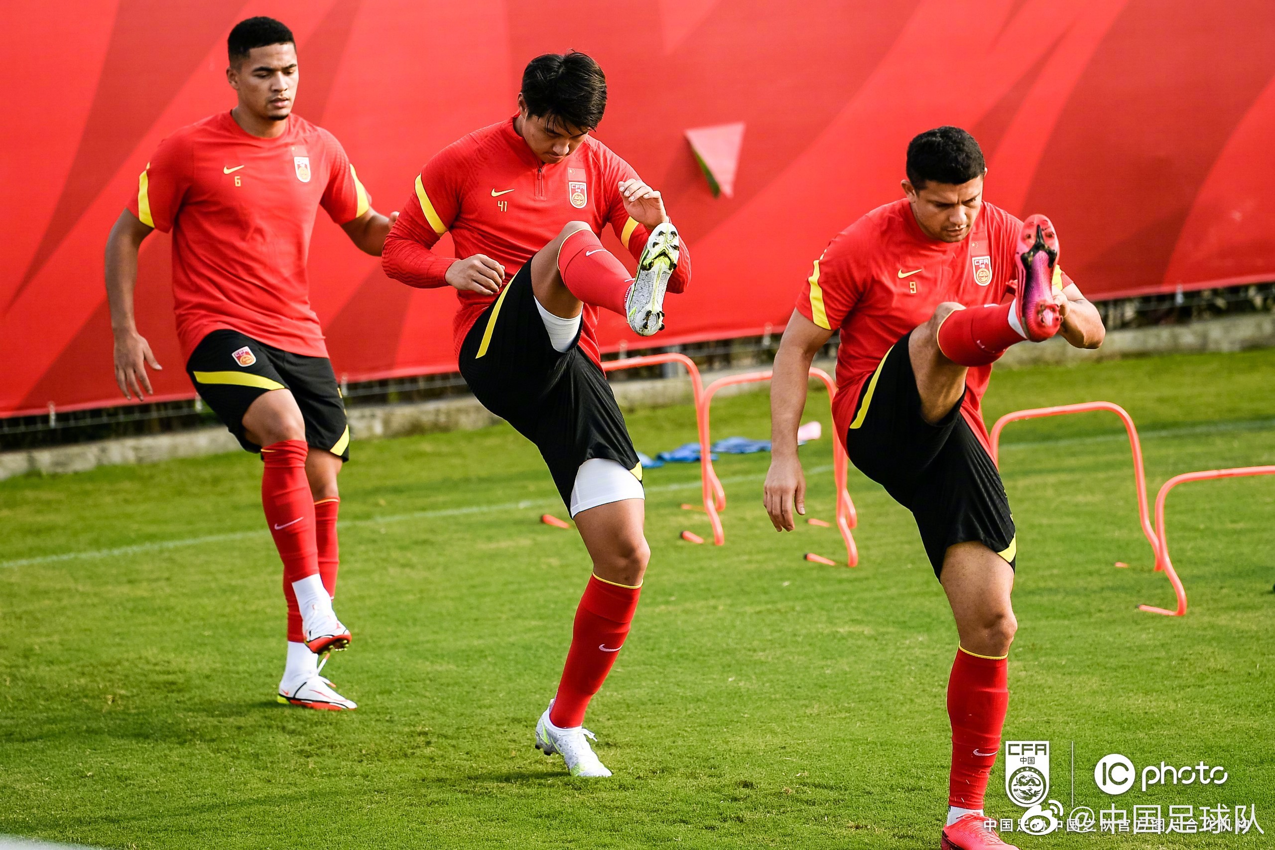 足球决战时刻，球队实力集结备战奋力拼争