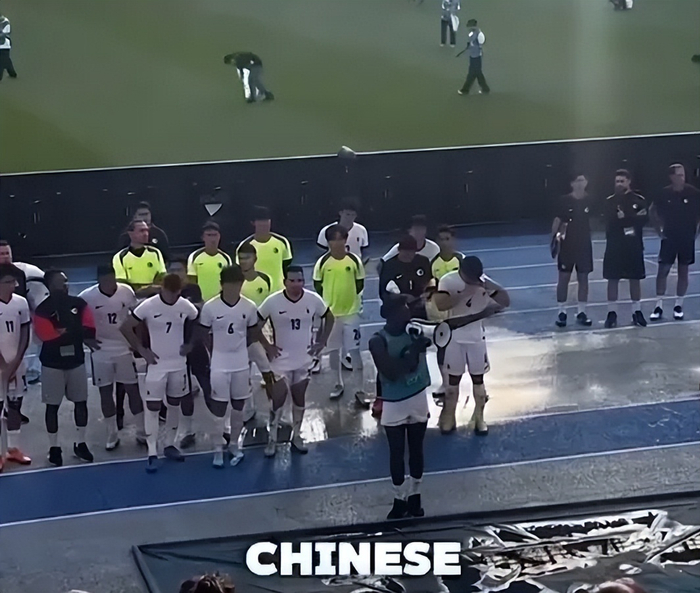 狂热球迷在比赛现场引发骚乱，警方介入维持秩序