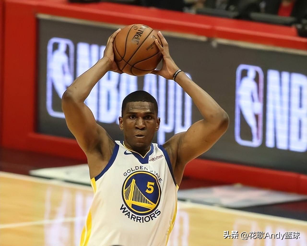 篮球比赛中一名老将球员展现出持久的实力