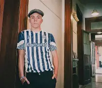 包含克尔达客场不敌拉普拉塔，遭遇失利挫折的词条