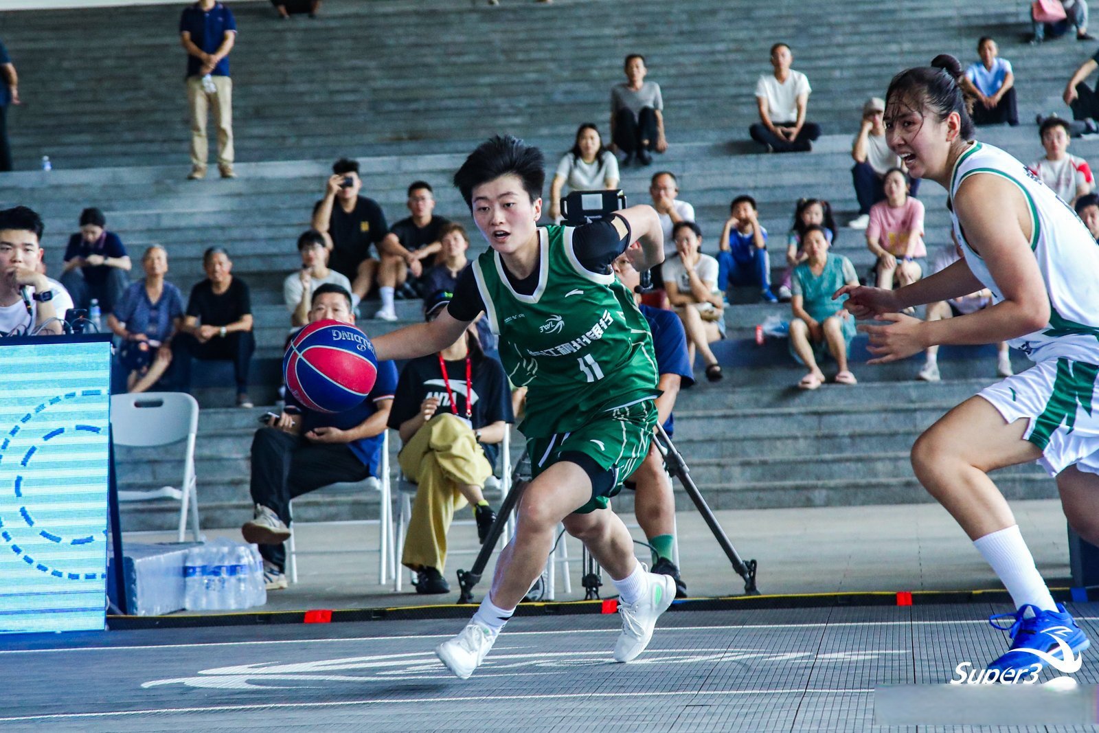 比赛过程扣人心弦，观众呐喊声不断