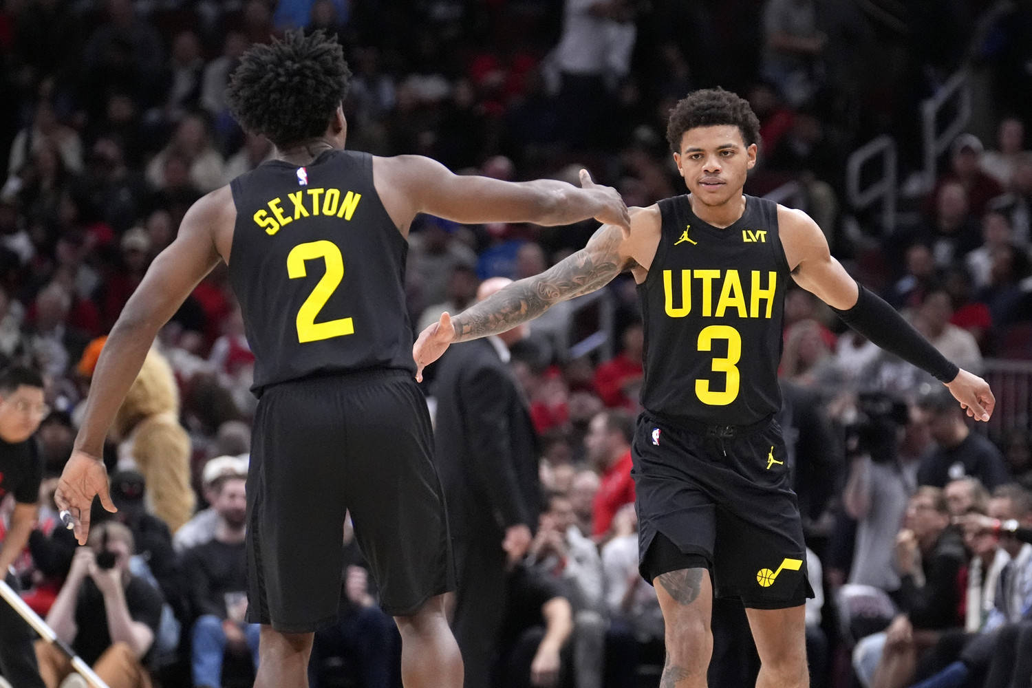 爵士队击败骑士队继续领跑西部的简单介绍