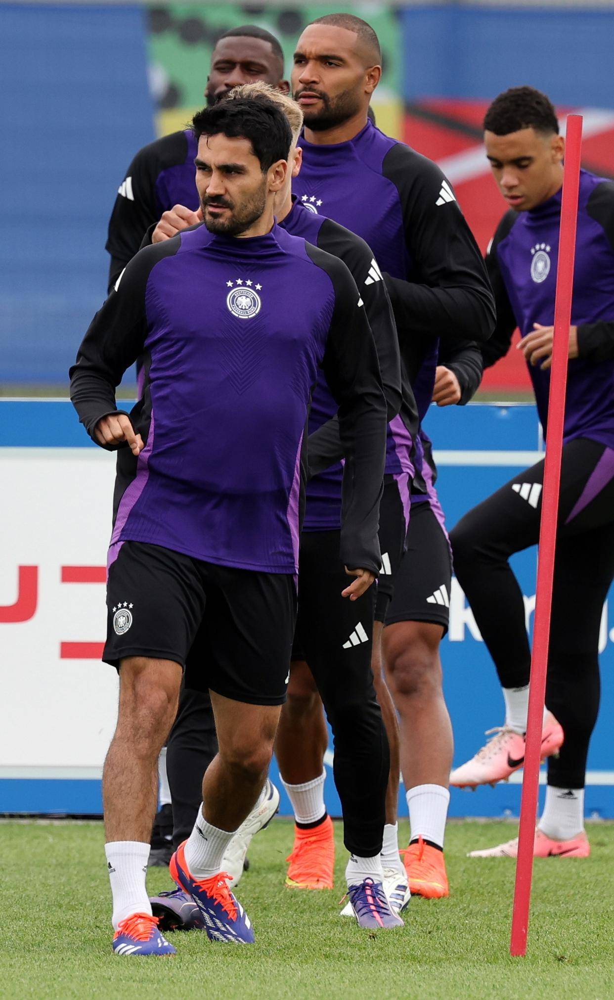 德国足球超级联赛：榜首争夺激烈的简单介绍