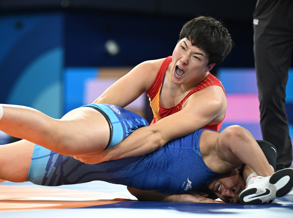 奥地利运动员摔交自由滑驰骋