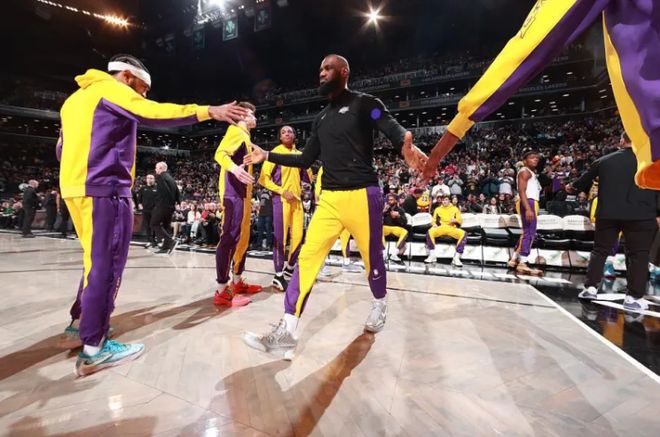 山西队完胜猛龙，詹姆斯带队取胜