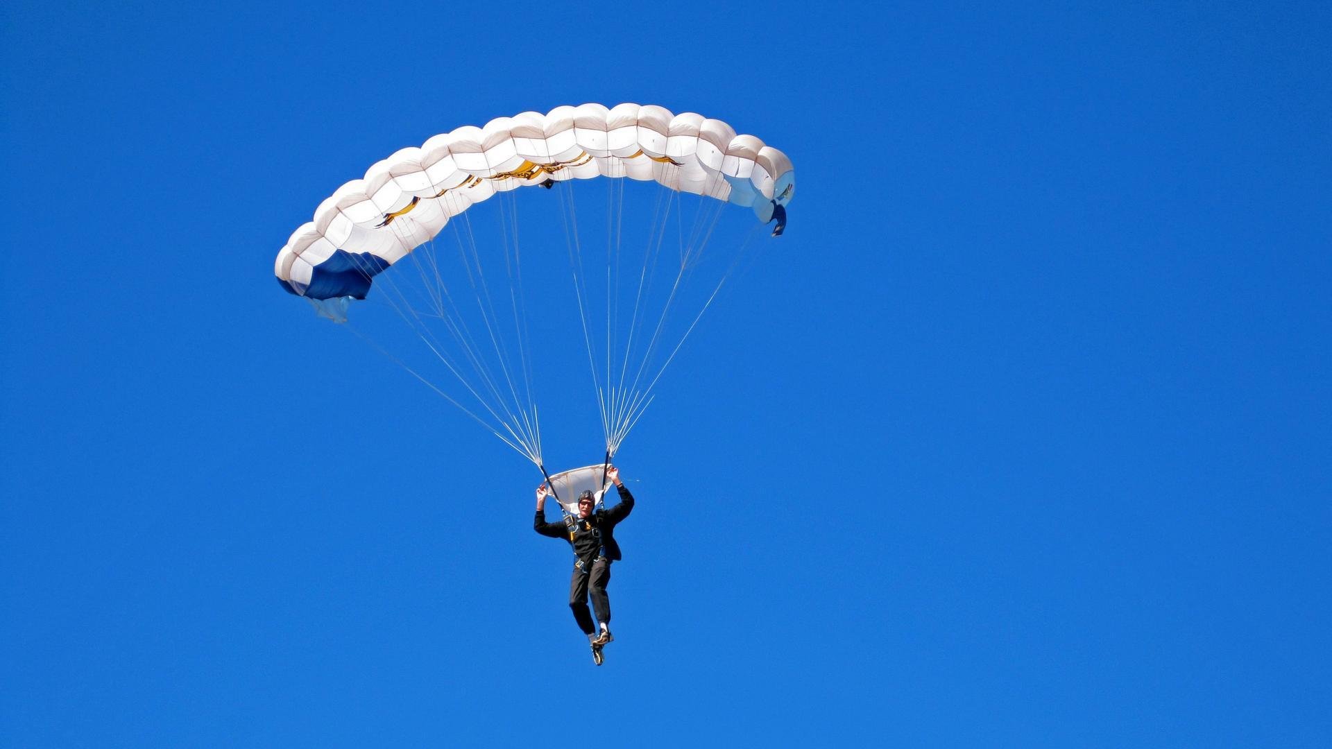 铁血塞恩斯，独扛迈凯伦大旗，绝地反击击溃雷诺王朝